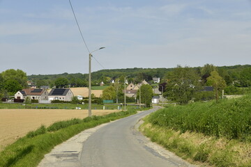 Obraz premium Route de campagne entre champs et villages à Braine-le-Comte 