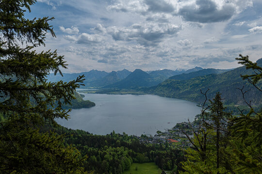 Wolfgangssee mit St. Gilgen und dem Dachstein im Hintergrund