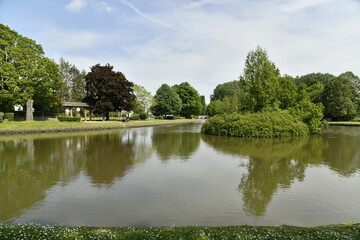 Reflet dans l'eau au parc des Etangs Joseph Martel à Braine-le-Comte 