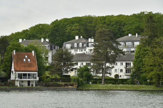 Villas et immeubles &agrave; appartement dissimul&eacute;s dans la v&eacute;g&eacute;tation luxuriante du lac de Genval &agrave; Overijse 