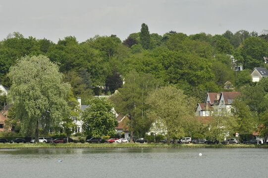 Villas et immeubles &agrave; appartement dissimul&eacute;s dans la v&eacute;g&eacute;tation luxuriante du lac de Genval &agrave; Overijse 