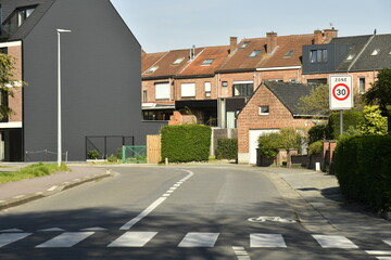 Passage pour piéton avant un tournant dans l'une des rues du quartier résidentiel de Kessel-Lo à Louvain 