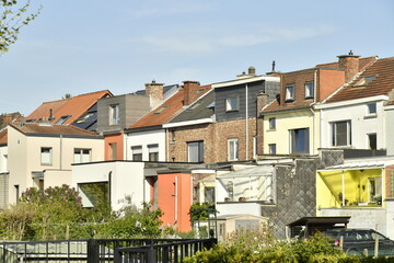 Fototapeta na wymiar Façades arrières de maisons uni-familiales avec leur jardin à Kessel-Lo à l'ouest de Louvain 
