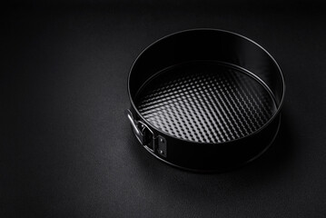 Round metal black detachable baking dish for baking