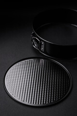 Round metal black detachable baking dish for baking