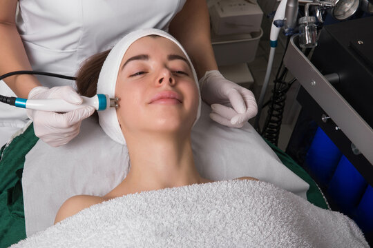 Tripolar rf face lifting. Hardware anti-aging procedure. Radio frequency lifting.