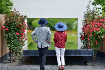 フラワーガーデンを観賞する二人