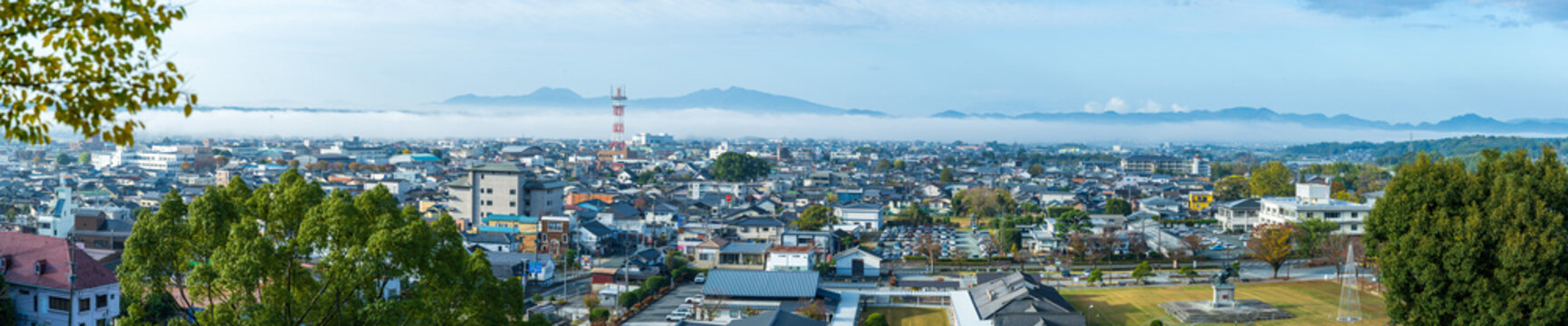 早朝の朝霧・雲海　温泉観光スポット　菊池市街地パノラマ風景
Early morning morning fog, sea of clouds, hot spring tourist spot, panoramic view of Kikuchi city
日本(秋)2022年撮影
Japan (Autumn) Taken in 2022
九州・熊本県菊池市(菊池公園)