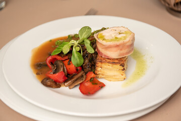 pork roll with red peppers, salad and mushrooms