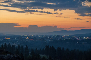 Fototapeta na wymiar sunrise over spokane 