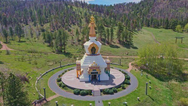 Buddhist stupa in Colorado with it's full view of location