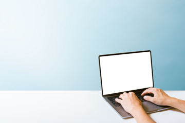 青い壁とノートパソコン