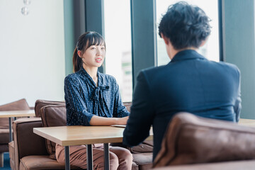 上司と1on1ミーティングをするビジネスウーマン