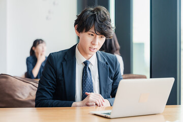 Fototapeta premium WEB会議でプレゼンをするビジネスマン