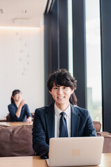 オフィスで笑顔で働くビジネスマン