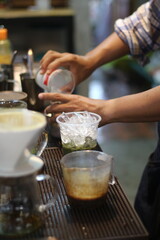 Obraz na płótnie Canvas barista making a cup of coffee in the coffee shop