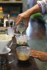 Fototapeta na wymiar barista making a cup of coffee in the coffee shop