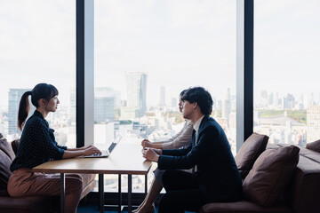 取引先との商談をするビジネスパーソン