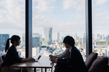 取引先との商談をするビジネスパーソン