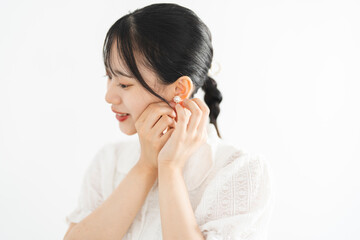 ピアスをつける若い女性