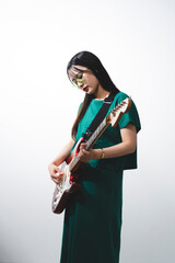 若い女性ギタリスト