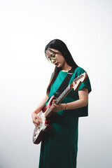 若い女性ギタリスト