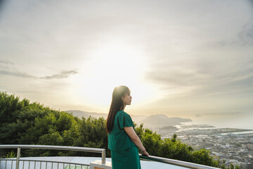 Fototapeta premium 夕陽の空と若い女性