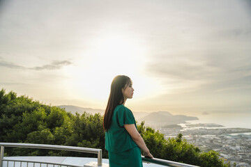 Fototapeta premium 夕陽の空と若い女性
