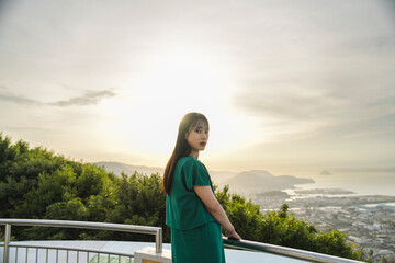 Fototapeta premium 夕陽の空と若い女性