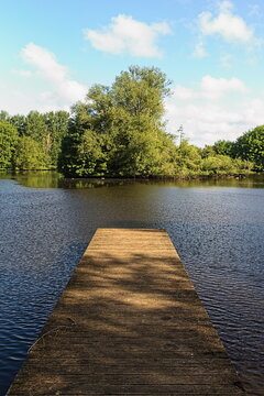 Sommerlicher See mit Steg