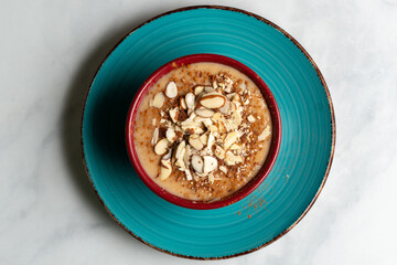Oatmeal with sliced almonds and cinnamon