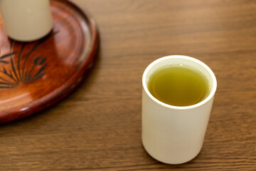 コップに注がれた熱いお茶