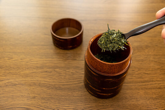茶葉をさじですくう