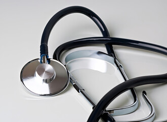 Photo stethoscope on white surface