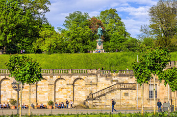 Arkaden am Coburger Schlossplatz mit Blick auf das Reiterdenkmal Herzog Ernst II. - Deutschland