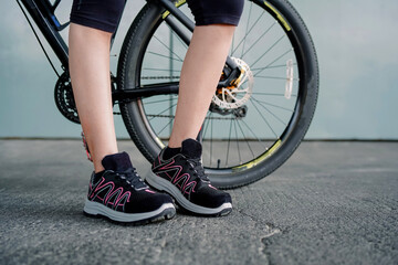 Naklejka premium Photo of a girl doing bicycle exercise, and wearing sports shoes 