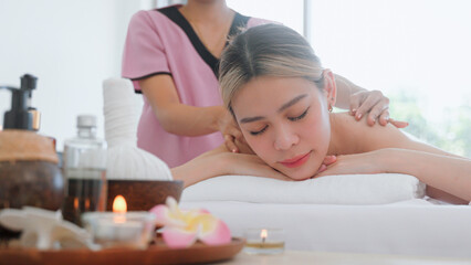 Obraz na płótnie Canvas Young woman having massage in the spa salon.