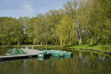 Ponton flottant et barques pour la promenade sur l'eau à l'étang principal du domaine provincial de Kessel-Lo à Louvain 
