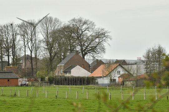 Paysage typiquement rural entre p&acirc;tures et fermes &agrave; Ghislenghien (Ath) 