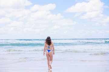 海につかる水着姿の白人女性