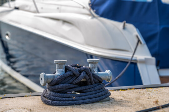 Motorboot wurde mit einem Seemannsknoten an der Klampe befestigt