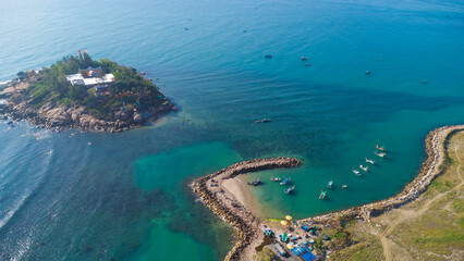 Obraz premium island with buddhist temple in nha trang city in vietnam taken from drone, magnificent asia, beach by the sea, modern city in tropics