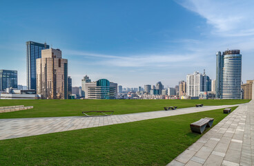 Obraz premium Empty square and cityscape skyline