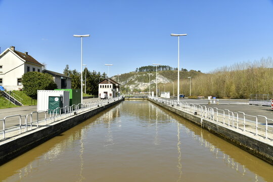 Bief entre deux &eacute;cluses sur l'un des barrages sur la Meuse &agrave; Roux ,&agrave; l'arri&egrave;re plan la colline rocheuse avec &agrave; son sommet les ruines du fort de Poilvache 