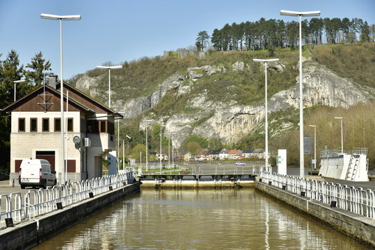 Bief entre deux &eacute;cluses sur l'un des barrages sur la Meuse &agrave; Roux ,&agrave; l'arri&egrave;re plan la colline rocheuse avec &agrave; son sommet les ruines du fort de Poilvache 