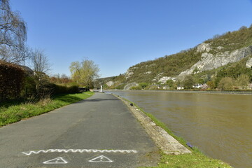 Fototapeta na wymiar Colline rocheuse le lon g de la Meuse à Roux au nord de Dinant 