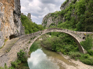 Fototapeta na wymiar ancient bridge at the Zagoria in Greece