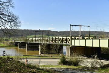 Fototapeta na wymiar Le pont de chemin de fer sur la ligne Namur-Dinant traversant la Meuse à Roux 