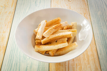 Plato de yucas fritas