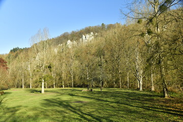 Pan de rochers calcaires sur l'une des collines verdoyantes dominant la vallée de la Lesse à...